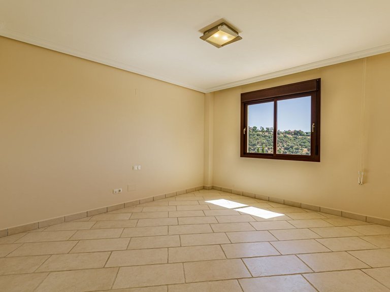 Villa for Sale in Los Arqueros, Malaga 12