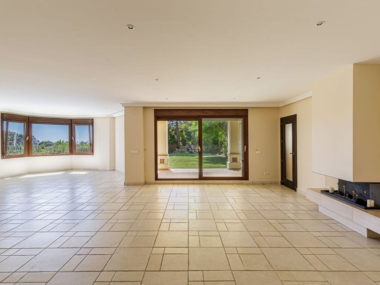Villa for Sale in Los Arqueros, Malaga 4