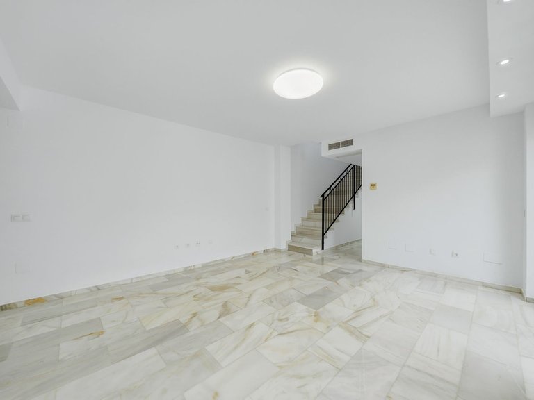 Apartment for Sale in Costa del Sol, Benalmadena Costa, Malaga 11