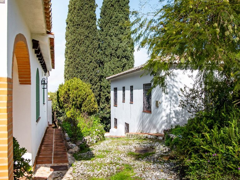 Villa for Sale in Alhaurín El Grande, Malaga 42