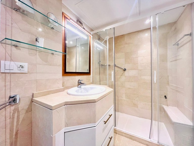 Apartment for Sale in The Golden Mile, Malaga 16