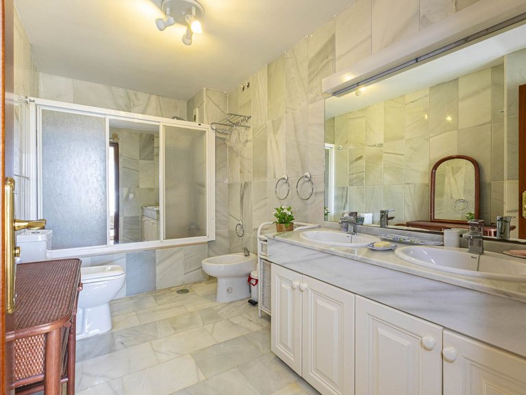 Apartment for Sale in Nueva Andalucía, Malaga 18