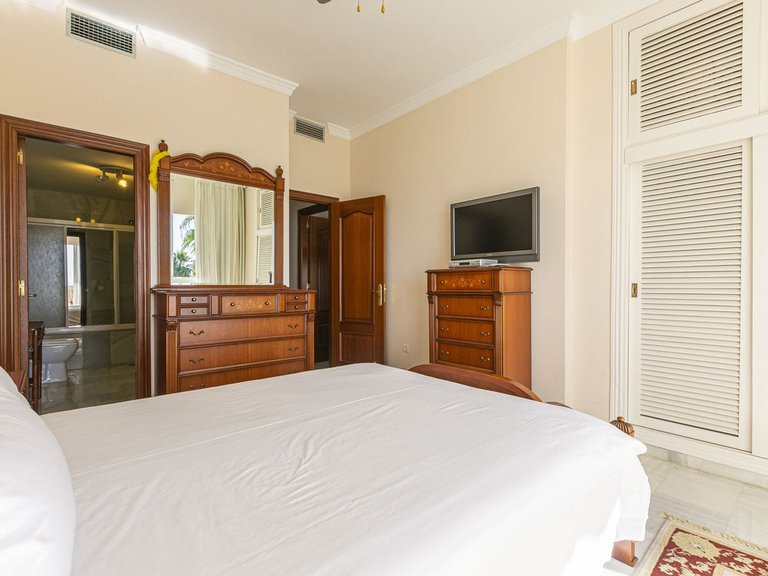 Apartment for Sale in Nueva Andalucía, Malaga 19