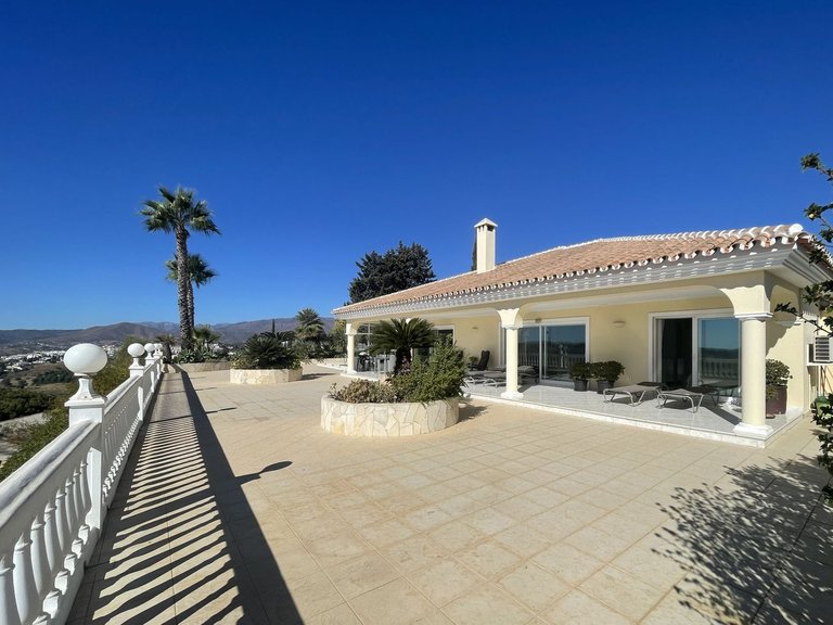 Villa for Sale in Sierrezuela, Malaga 1