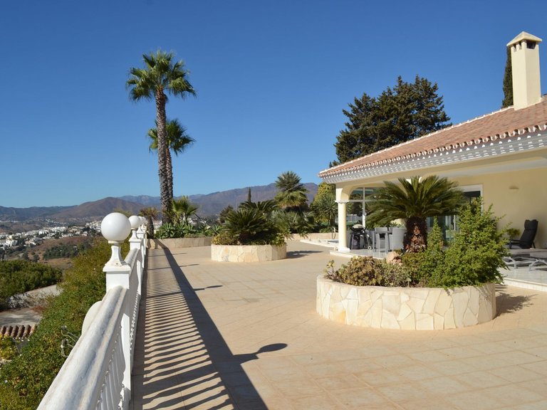 Villa for Sale in Sierrezuela, Malaga 10