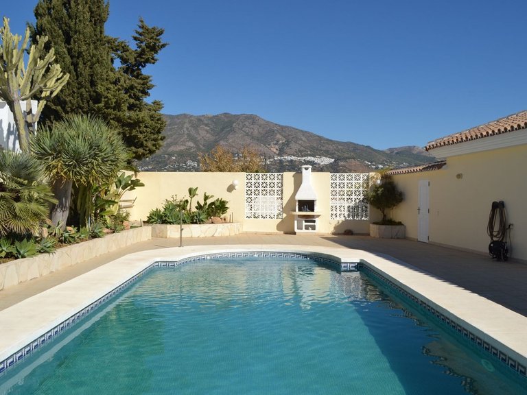 Villa for Sale in Sierrezuela, Malaga 11