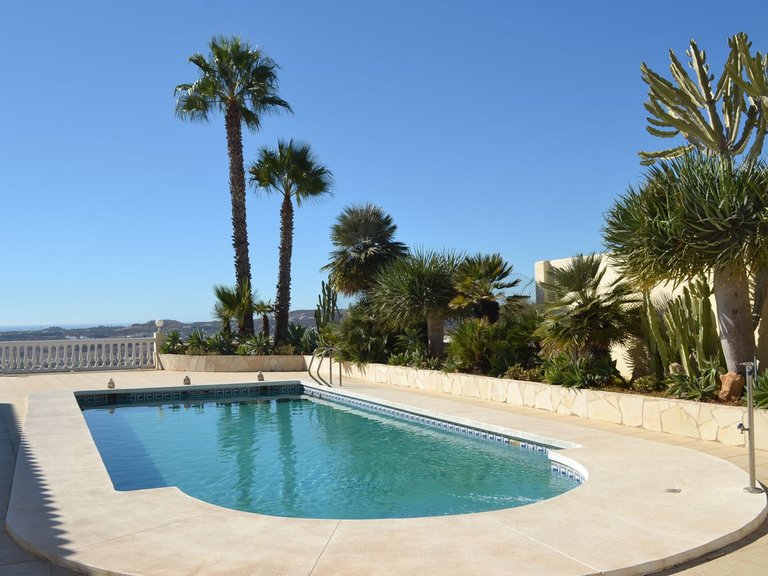 Villa for Sale in Sierrezuela, Malaga 12