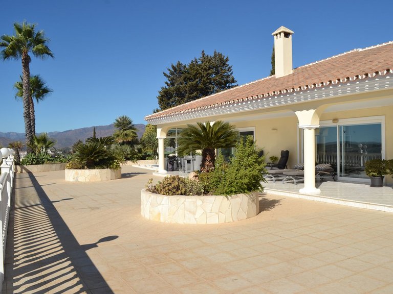 Villa for Sale in Sierrezuela, Malaga 2