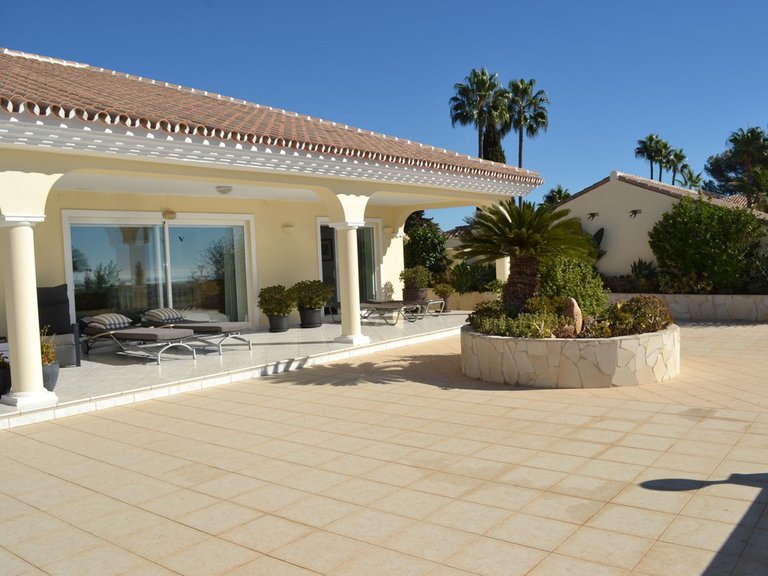 Villa for Sale in Sierrezuela, Malaga 3
