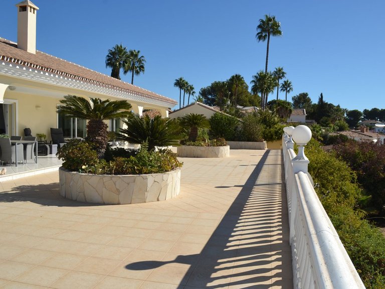 Villa for Sale in Sierrezuela, Malaga 8