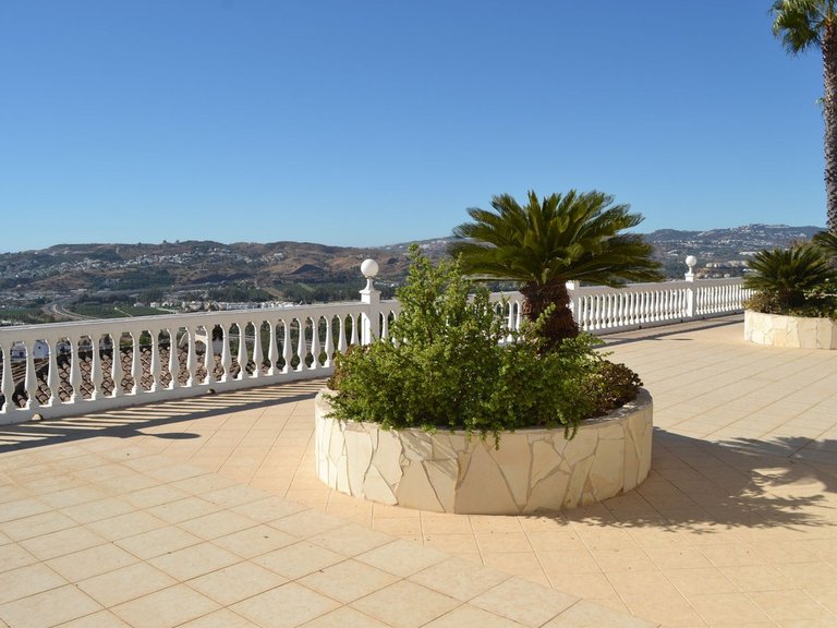 Villa for Sale in Sierrezuela, Malaga 9