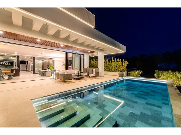 Villa for Sale in El Madroñal, Malaga 11