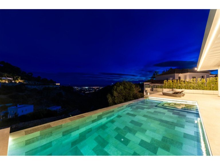 Villa for Sale in El Madroñal, Malaga 13