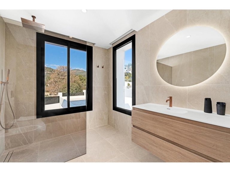 Villa for Sale in El Madroñal, Malaga 5