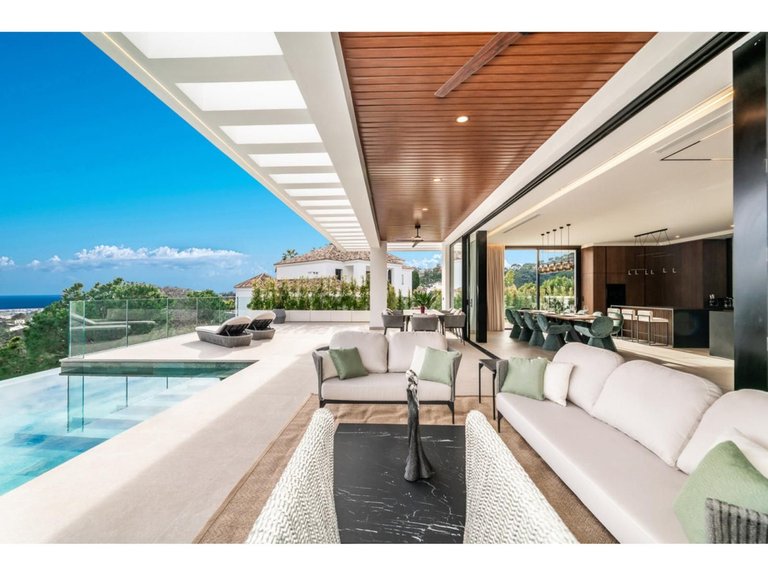 Villa for Sale in El Madroñal, Malaga 8