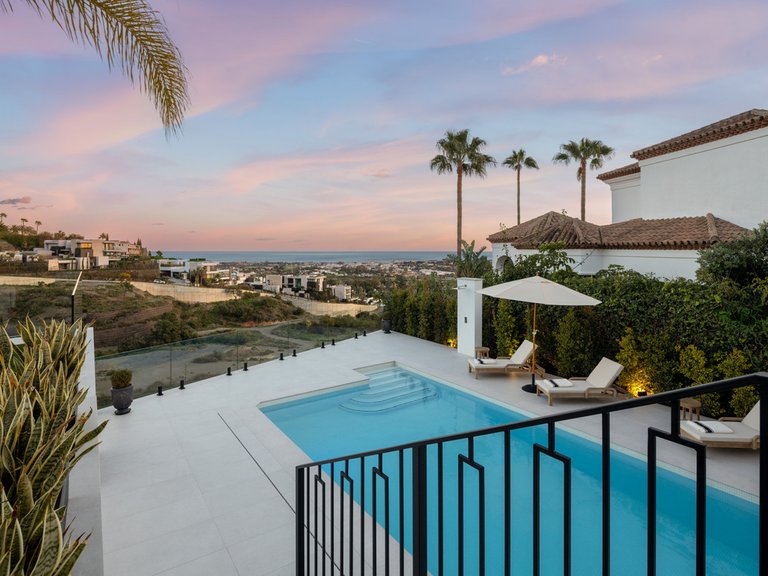 Villa for Sale in Costa del Sol La Quinta, Malaga 1