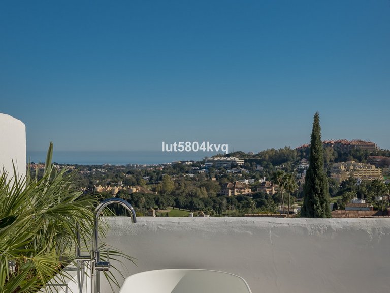 Apartment for Sale in Nueva Andalucía, Malaga 27