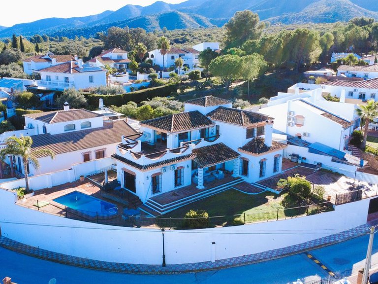 Villa for Sale in Alhaurín El Grande, Malaga 1