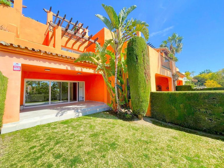 Villa for Sale in El Paraiso, Malaga 1