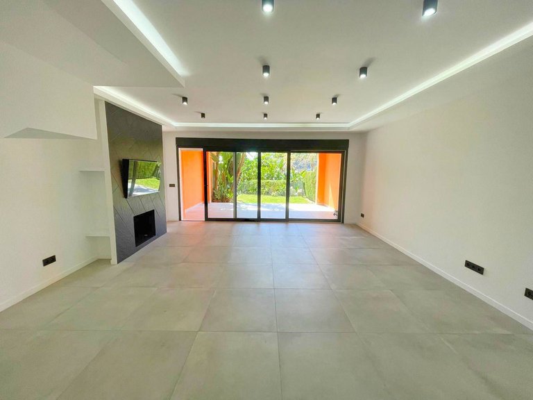 Villa for Sale in El Paraiso, Malaga 10
