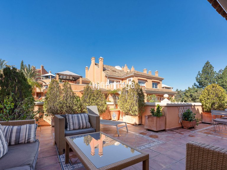 Apartment for Sale in Nueva Andalucía, Malaga 18