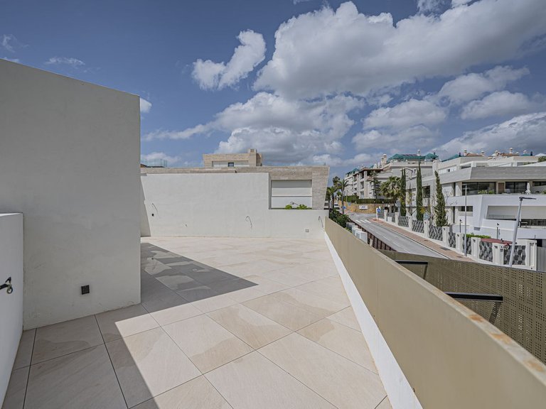 Apartment for Sale in The Golden Mile, Malaga 18