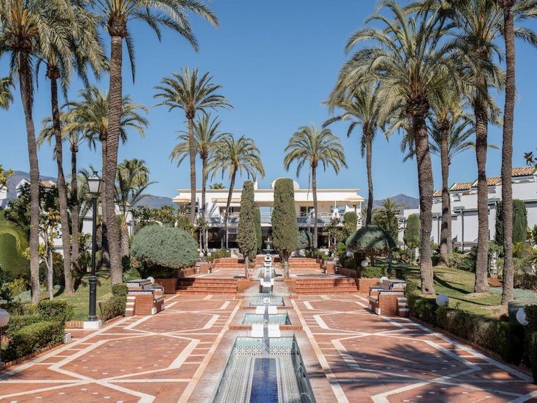 Villa for Sale in New Golden Mile, Malaga 1