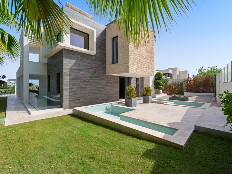 Villa for Sale in Nueva Andalucía, Malaga 20