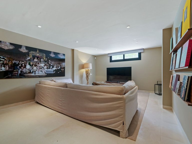 Villa for Sale in Nueva Andalucía, Malaga 22