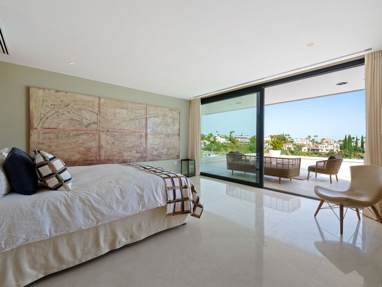 Villa for Sale in Nueva Andalucía, Malaga 25
