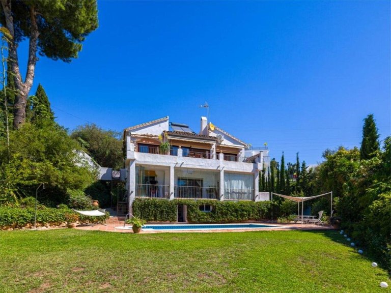 Villa for Sale in El Rosario, Malaga 1