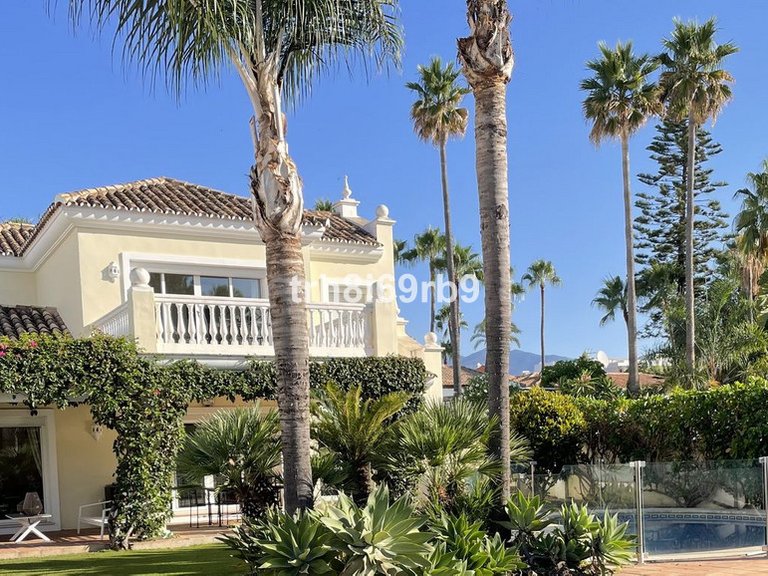 Villa for Sale in New Golden Mile, Malaga 1
