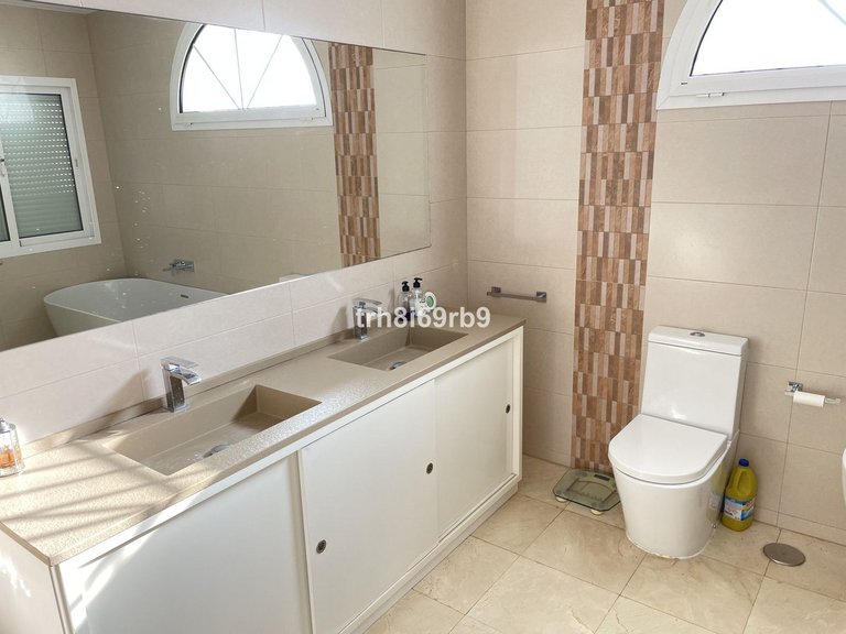 Villa for Sale in New Golden Mile, Malaga 12