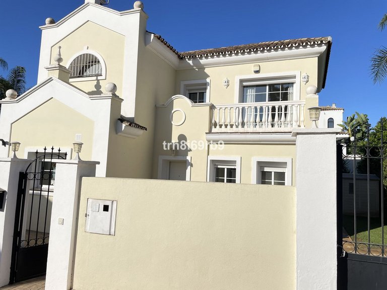 Villa for Sale in New Golden Mile, Malaga 24