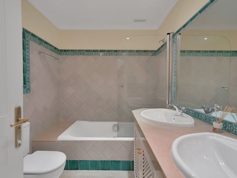 Villa for Sale in Benahavís, Malaga 12