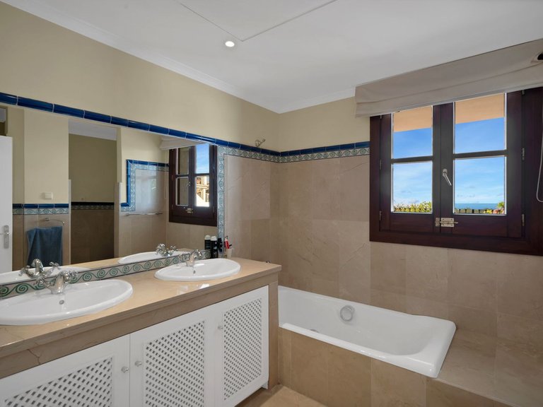 Villa for Sale in Benahavís, Malaga 28
