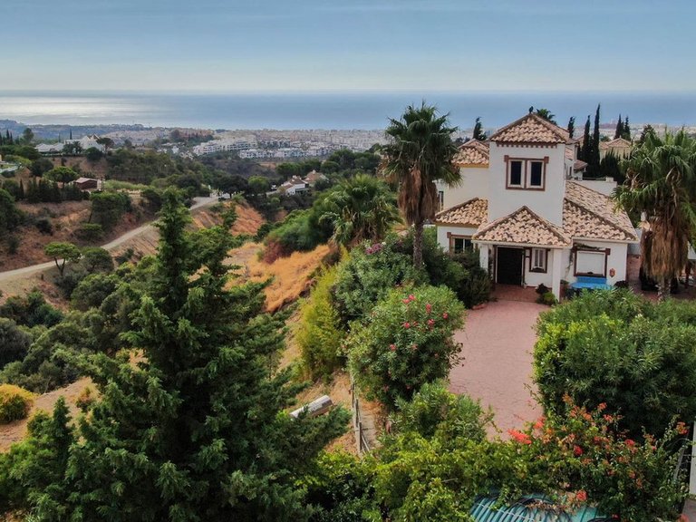 Villa for Sale in Estepona, Malaga 1