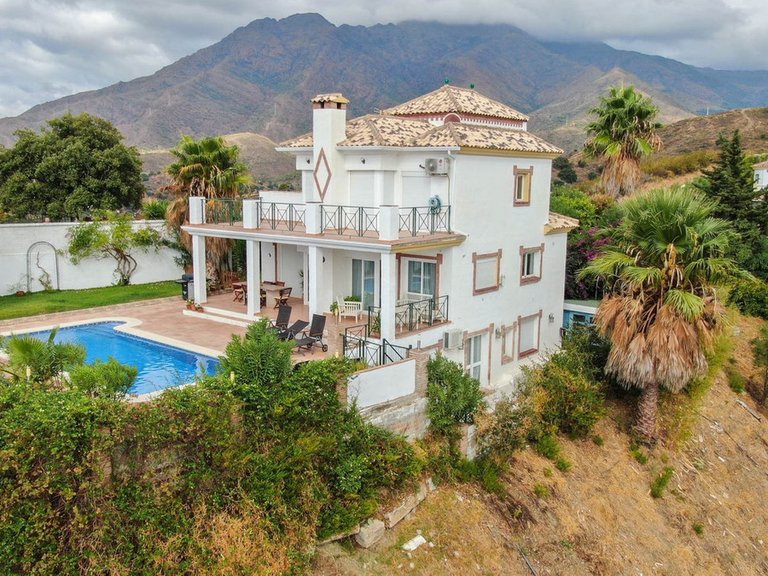 Villa for Sale in Estepona, Malaga 2