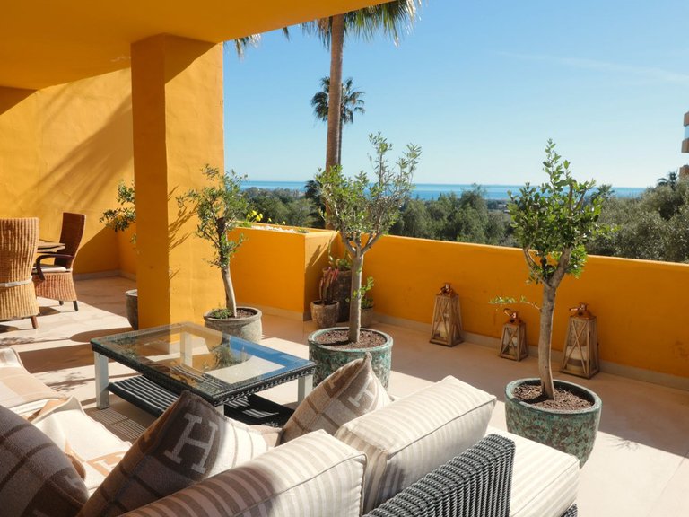 Apartment for Sale in New Golden Mile, Malaga 1