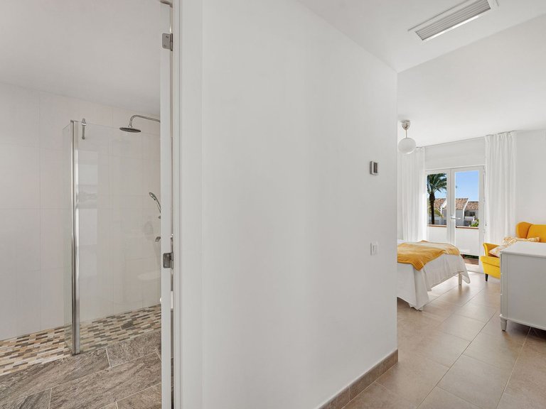 Apartment for Sale in Nueva Andalucía, Malaga 18