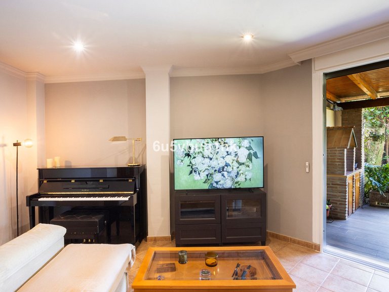 Villa for Sale in Sierrezuela, Malaga 11
