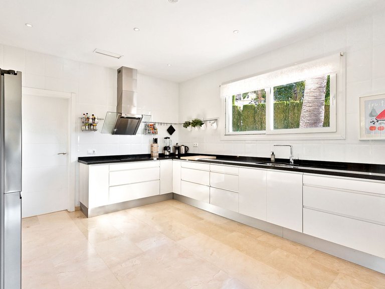 Villa for Sale in El Rosario, Malaga 12