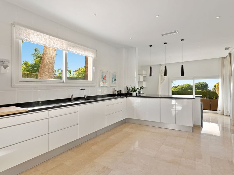 Villa for Sale in El Rosario, Malaga 14