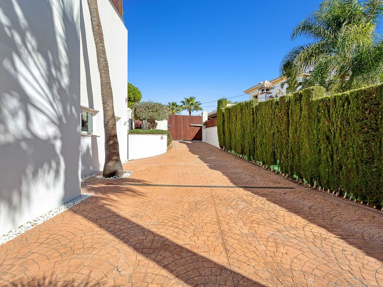 Villa for Sale in El Rosario, Malaga 58