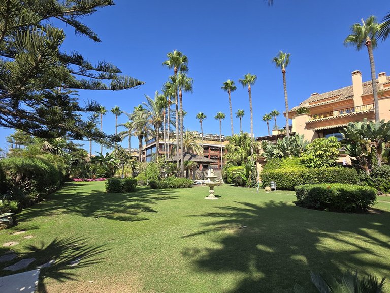 Apartment for Sale in Puerto Banús, Malaga 25