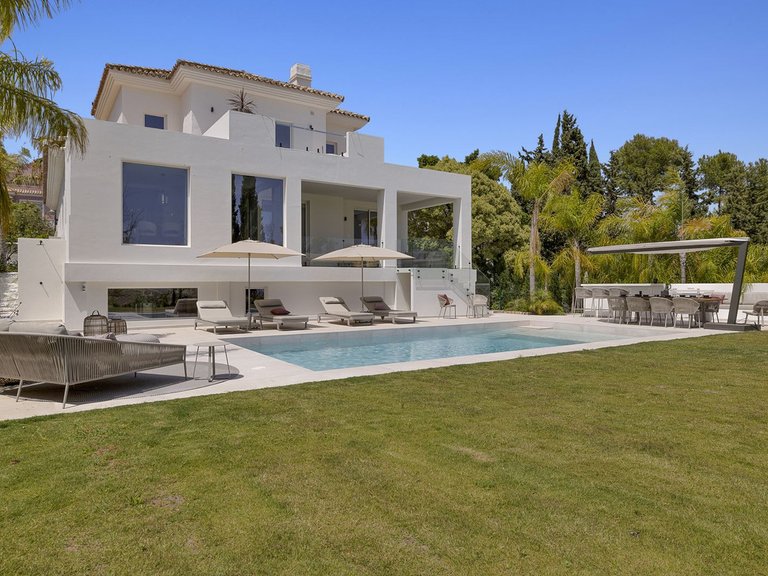 Villa for Sale in El Paraiso, Malaga 1