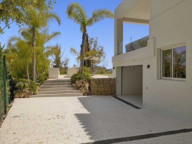 Villa for Sale in El Paraiso, Malaga 74