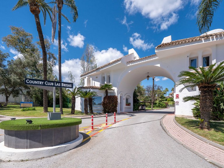 Apartment for Sale in Nueva Andalucía, Malaga 1