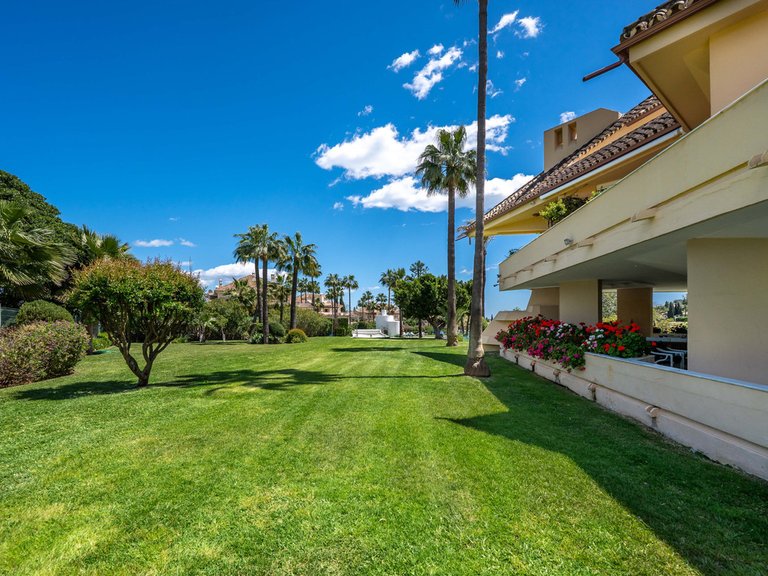 Apartment for Sale in Nueva Andalucía, Malaga 32