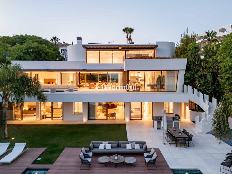 Villa for Sale in La Quinta, Malaga 1